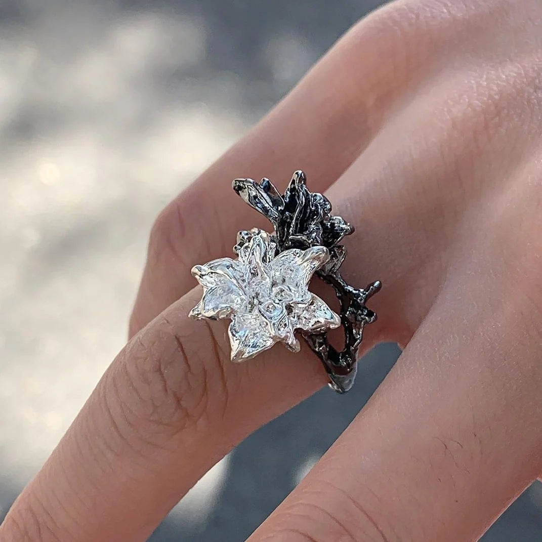 Adjustable Black White Flower Ring