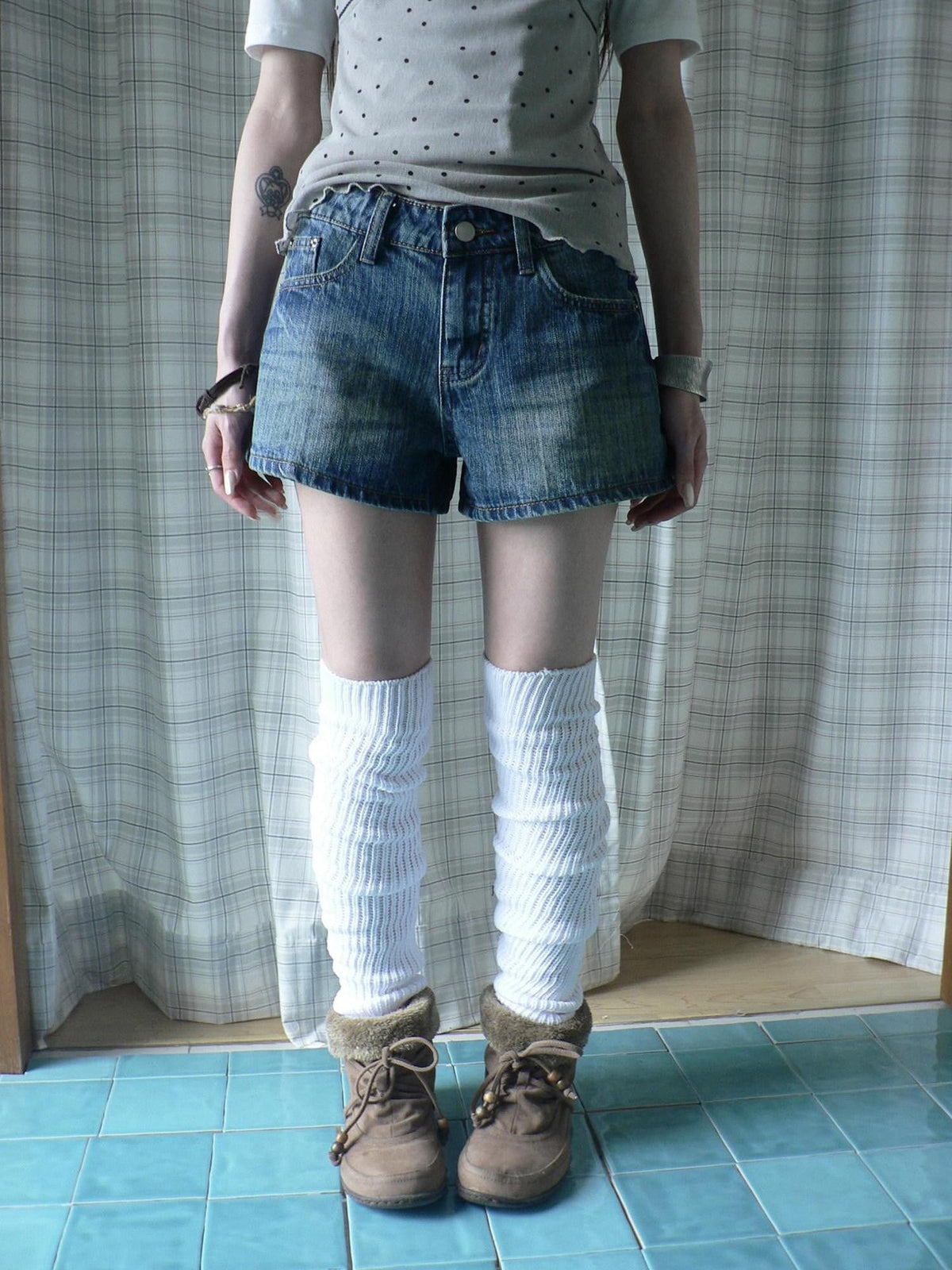 Vintage Faded Distressed Stonewash Slimming Low Rise Women's Denim Shorts